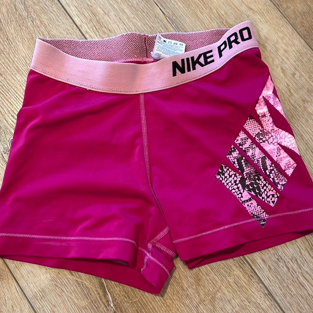 Nike pros size small 🦋